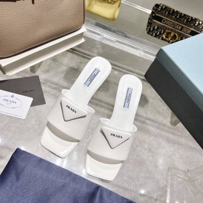 Prada 普拉达 Ss闪亮登场高跟方头拖鞋，三角经典logo标。呈现经典轮廓。不管面对任何场景 主场只属于你！ 面料 :开边珠 羊皮内里，原版意大利真皮大底