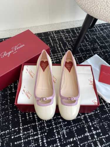 代购级 Roger Vivier 24Ss Rv最新款 玛丽珍 单鞋 系列 玛丽珍单鞋法式复古感好迷人一眼就相中，显白又显优雅气质 无论是搭配裙装还是牛仔裤都h