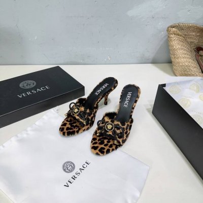 高品质出厂 ！小众潮牌Versace 范思哲2025春夏新款蝴蝶结高跟拖鞋！ 米兰秀场同简约干练的版型，童话般的亚特兰蒂斯或神奇的海洋主题，明亮的彩色配色，鲜艳