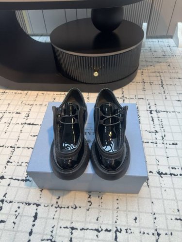 prada 普拉达2024 新款皮鞋厚底乐福鞋 走秀火爆款 穿上增高帅气 皮面十分高级 简约清爽的表现足以表达对鞋子的个个细节的把控 面料：进口开边珠牛皮 牛皮