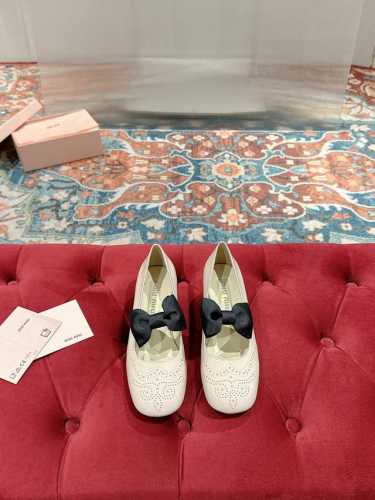 Miu Miu 缪缪 25 早春新品 专柜主打最新走秀款 复古玛丽珍粗跟单鞋缪家高货 顶级工艺打造精品质感 无敌舒适 绝对是一见钟情款！时尚百搭，人手必备！鞋面