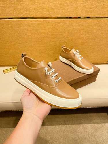 工厂价 Prada 普拉达 -高端品质 原单 -鞋面：原版纳帕小牛皮、鞋身车缝品牌塑胶logo -内里：水染牛皮 -大底：原版t橡胶发泡；成型大底 -超高品控