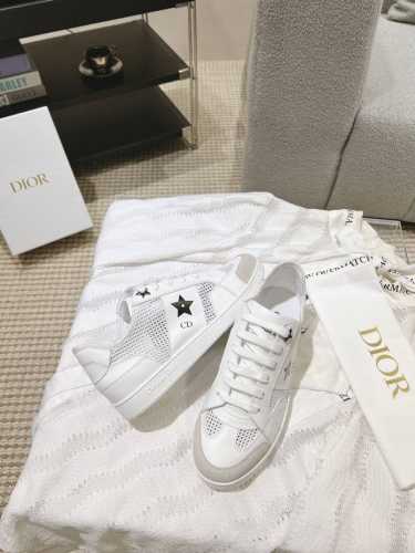 家 秋季新款小白鞋这款Dior Star运动鞋延续经久不衰的轮廓，采用白色牛皮革精心制作，所以上脚会特别的舒服哦饰以同色调绒面革镶片金属星星装饰鞋带孔眼，提升格