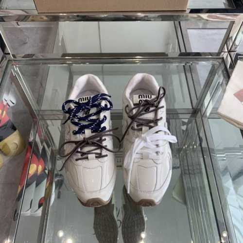 miu Miu X New Balance联名款运动鞋 2024早春发售前先近赏同样是在十月的巴黎时装周，又被眼尖的粉丝们看见了 Miu Miu X New B