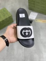 工厂价 实价 GUCCI 古奇蛇年新款休闲拖鞋，原版官网1:1、完美做工 透射出一种尊贵奢华，于古奇高端超凡工艺中升华其奢侈定义。原版古奇双G组合大底，码数：3