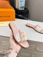 louis Vuitton路易威登春夏最新款 此款Lv Frame 平底凉拖拼Monogram 与 Monogram Reverse 帆布，展露时尚惬意格调。宽