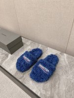 Balenciaga巴黎世家 新款情侣棉拖 可乐刺绣斜纹磨毛棉布面拖鞋 顶级版本超火巴黎世家毛拖 情侣尺码 时装博主与欧美明星大爱款 冬季必备款 时尚却不过分张