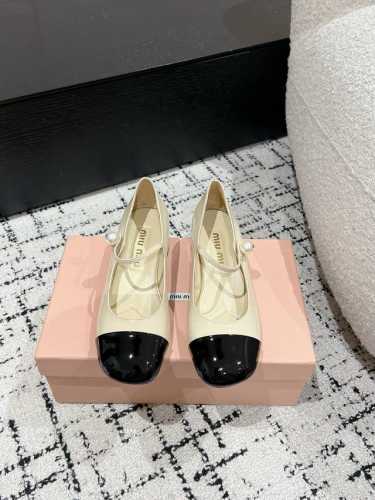 Miu Miu 缪缪 25 早春新品 专柜主打最新走秀款 珍珠扣复古玛丽珍粗跟单鞋火爆上新！ 缪家高货 顶级工艺打造精品质感 无敌舒适 绝对是一见钟情款！时尚百