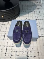 Prada普拉达最新情侣款三角标乐福鞋 原版购入开发 做货 这款柔软皮革乐福鞋配以皮革衬里，塑就摩登廓形。正面涂珐琅金属三角形徽标装饰引人注目 配送专柜精美包装