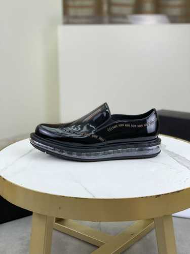 工厂价 P家新品 PRAD* 普拉-达 新款休闲正装气垫套脚鞋 这款一脚蹬气垫运动鞋采用进口开边珠 柔软腊面小牛皮鞋面打造，质感上乘，舒适透气，搭配超柔韧性半透
