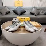 小弯跟方头单鞋 包头拖鞋”Fendi顶级版 2025官方VIP 限量级高配版抽屉包装 认清包装高配版本，低端勿比。芬迪.25春季走秀主推系列，新品上线，芬迪小弯