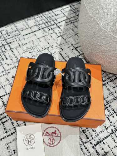 顶级版本 Hermes 爱马仕 24 新款猪鼻二舅凉拖 专柜靠抢的一款猪鼻二舅拖鞋～夏日百搭必备单品，可以穿着跑的拖鞋，皮质较软，大底非常舒适！各种细节拿捏了.