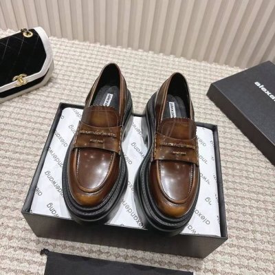 Alexander Wang 亚力山大 王秋冬最新走秀爆款系列 防水台围金属铆钉 厚底设计，不仅增添了高度，更赋予你强大的气场。每一步都如同踩在时尚的云端，鞋面