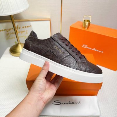 Santoni 圣东尼 这是一款男士低帮运动鞋，由意大利制造。材质与构造：采用荔枝纹皮革制作，未加内衬且解构设计，呈现简约风格。颜色与细节：鞋身为咖色，鞋舌和鞋