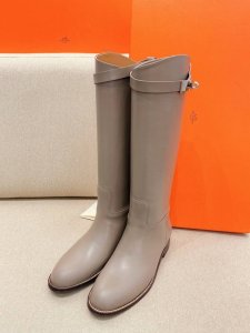 上新顶级版herme...S 经典秋冬新版kelly Jumping锁扣高筒靴~典藏级别马靴 爱马* H锁扣万年经典款长靴：大象灰、黑色 购入19800的正品开