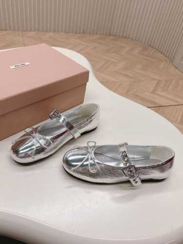 Miumiu 新款蝴蝶结皮带扣芭蕾舞鞋玛丽珍单鞋 秀场工艺来自Miu Miu系列的细节特写，新季的潮流要素，与此刻挚爱的概念，玛丽珍芭蕾舞传达现代风格~ 怎么穿