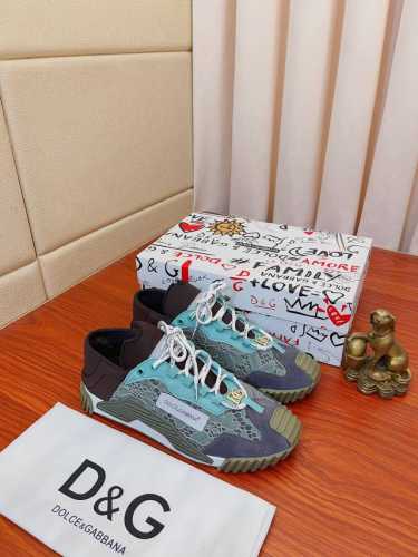 实价： 新款Dolce＆Gabbana DG重工系列，新款休闲时尚鞋版型简洁大气，时尚专属时尚又大方。原版透气绵布+手绘工艺，舒适的透气内里。精致奢华，超A级别