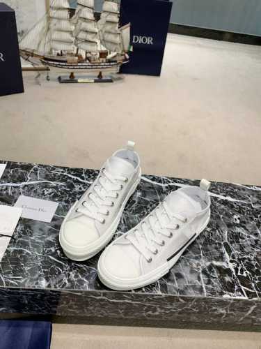 DIORKAWS重磅联名早春新款 新潮百搭 注定是引爆主流的超级单品！鞋面：采用独家定制原版磨砂珍珠闪PVC半透明胶片拼接迪奥品牌专用LOGO面料大底：独家私模