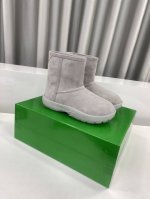 Bv葆碟家秋冬新款雪地靴 呆萌的造型，这也太可爱了吧简约的线条又非常的百搭。羊毛材质，上脚舒适保暖，集颜值与舒适保暖为一体，冬季必备相信你一定会爱上它 鞋面：牛