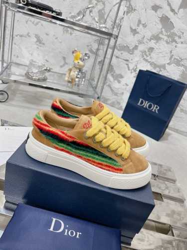 橙子出厂价 Dior 迪奥 B33运动鞋 低帮休闲板鞋 滑板鞋 情侣款 这款是2024Ss秋季新品，全新演绎经典的网球鞋，时尚廓形突显厚重质感。采用白色光滑牛皮