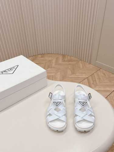 出厂 最新系列！Prada 普拉达2024春夏新款凉鞋 最新走秀系列，经典升级 舒适度与时髦度并存 每个颜色搭配都好看，设计搭配不同风格需求 鞋面：定制面料 内
