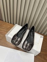 Maisonmargiela 马丁 马吉拉，金典款分趾单鞋. 上脚舒适 .个性十足。面料采用金属牛皮，内里羊皮、垫脚羊皮，颜色；金属黑色、金属银色、金属枪色，