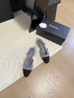 Chanel 经典slingback后空凉鞋前几年一直在做这个款今年我们还是重新购版，再次精细copy。发现新版面的鞋面线条和形体舒适度都做了微调！ 这个品牌方