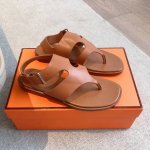 hermes... A Eclair 2025新色+爆款系列 版型超正，有一定厚度增高显腿长！透体透气 舒适的小牛皮 春夏拼色兼具颜值舒适度的单品！ 渠道货源
