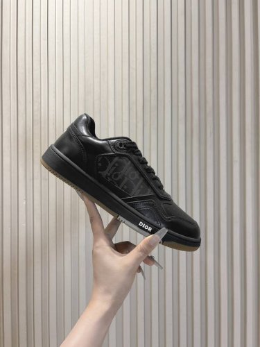 Dior迪奥b27情侣款运动系列 现在市面炒得最火的一款休闲鞋：低帮款，高帮款，情侣款 Aj款没买到的宝宝们可以疯抢这双，因为这两双整体设计都有点相似 M多网红