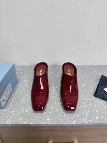 PRADA 普拉达 25ss早春新款 经典高跟 三角标单鞋 半拖简单的设计大概就是它最让人喜欢的点不是烂大街的那种 很有自己的品牌个性面料：采用原版牛漆皮内里垫
