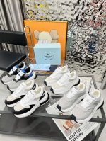 普拉达prada 情侣款爆炸款出货了 原版1比1开模 面料: 原版定制头层牛皮 大底: Tpu原版大底 码数 女35-46码 出厂
