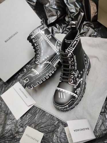 Balenciaga 巴黎世家新款strike系列马丁靴 颠覆了以往马丁靴重、硬、磨脚的缺点 采用原版同步头层牛皮，上脚舒适 个性帅气的的同时 不失舒适感 原本