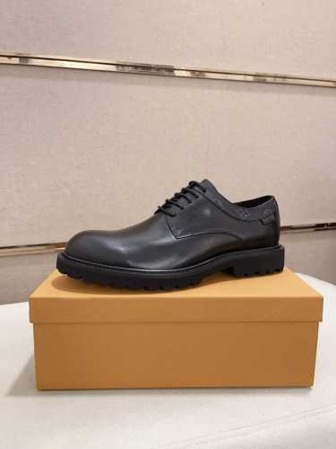 工厂价: #Louis Vuitto*新品系列ss爆款新品休闲皮鞋、头层牛皮 经历3个月改色完美蜕变、鞋面五金扣和鞋口侧饰有路易威标识、鞋垫和鞋底有品牌标识鞋面