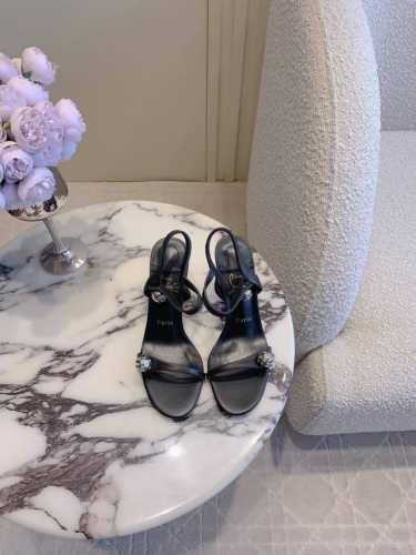 出厂价 Christian Loubouti* 新款红底高跟凉鞋 流畅的曲线勾勒曼妙风情 尽显性感风姿 万年经典款 鞋面牛皮 原版开模钻扣 内里垫脚羊皮 原版进