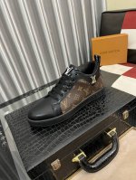 出厂价： LOUlS VUlTTON 路易威登～独特现风运动鞋。LV专柜代购休闲鞋 男士专柜同步发售，意大利进口原版品牌精选头层柔软牛皮。羊皮内里 拒绝脱色磨脚