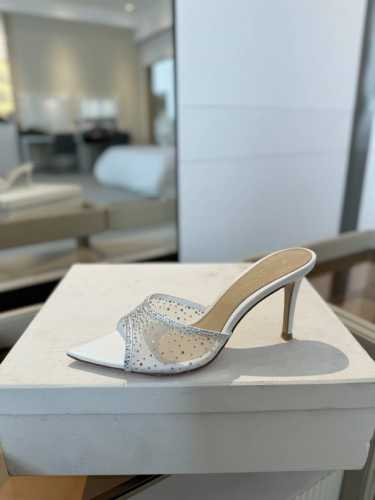 价格P： Gianvito Rossi 2025 新款拖鞋顶级版本，代购品质！施华洛奇水钻尖头高跟拖鞋，宛如从童话中走来的仙履。施华洛奇水钻璀璨耀眼，如同繁星点