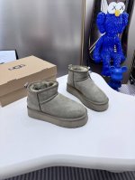 出厂： 皮毛一体 官网对版3层大底 ～～Ugg-5092周冬雨同款厚底款迷你低帮雪地靴毛毛鞋 寒冬刷星“暖潮风” Ugg改头换面刮起雪地里的时尚感。全羊皮毛一体