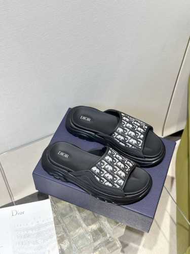 男款 顶级版本 # 迪奥 新款 男士夏季 拖鞋 Alias凉鞋是2024新品，是一款悠闲而精致的作品。该风格采用米色和黑色dior Oblique提花制成，展示