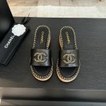 CHANE*｜小香25C春夏新品度假厚底链条双C拖鞋这一季度假凉拖系列真的超美！搭配链条双C五金装饰 简约百搭上脚超级美的 怎么看怎么好看 Go 材质： 鞋面采