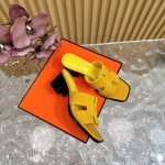 Hermès 爱马仕经典防h粗跟拖鞋 极约复古的设计 浓厚的异域风情 时髦感十足、随便上脚都很有腔调 简简单单的款式随便搭配一下高级感就很棒 百搭的颜色流畅的线