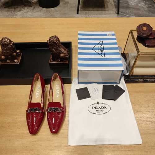 漆皮通勤系列 顶级包装配套最高版本 Prada 2024普拉达最新颖小粗跟小方头胆位单鞋。品牌少有的长小方头形漆皮通勤全密单鞋系列。 单鞋 2024S Prad