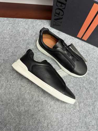 实价 。Zegna2024Ss新款爆款杰尼亚休闲运动鞋 Triple Stitch 是一款精致的休闲鞋履，饰有标志性三重交叉松紧细节，灵感源于三重手缝线迹造型