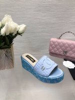 小香24p春夏新品厚底满钻拖懒人一字拖鞋懒人必备穿了会上瘾的拖鞋巨软巨舒服 让你摆脱一切的束缚感呆萌的面包鞋型 对脚宽的宝宝很友好大底有一定的厚度 穿上巨显腿细