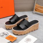 爱马仕将经典延续 HermèS 木纹坡跟H拖鞋 爱马仕的坡跟凉鞋是我见过最简约最耐看最有气质的！！！ 任何风格都能Hold住，6Cm坡跟高度轻松驾驭，颜色统统对