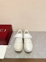 Gucci古驰g家 24Ss最新版面 魔术贴 老爹鞋 厚底 休闲 运动鞋 这款rhyton系列运动鞋采用象牙白色皮革搭配复古设计，鞋身巧妙融入撞色互扣式双g镂空