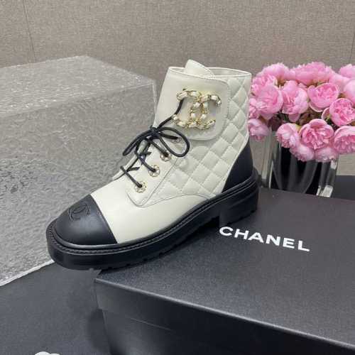 橙子出厂价 Chanel 香奈儿 秋冬经典菱格系带短靴 双c扣魔术贴马丁靴 鞋面带有小香经典的菱格造型，鞋口的回弹设计让人眼前一亮，小红书网红博主主推爆款。 码
