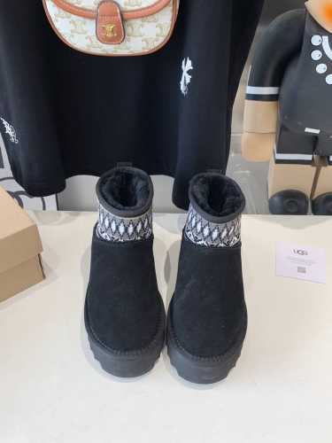 出厂价 Ugg- 厚底一脚蹬女懒人鞋雪地靴 Ugg民族风雪地靴 周冬雨同款民族风雪地靴一脚蹬设计穿脱方便，室内外皆可。异域风情~民族风的设计，让人眼前一亮，绝对