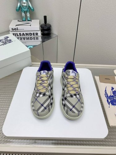 出厂 高版本 Ss专柜最新款，休闲鞋 意大利制造的棉质混纺休闲鞋 饰有博柏利格纹 网眼布衬里款式采用格子鞋带和橡胶鞋底 刻有博柏利档案字样 博柏利经典的一部分