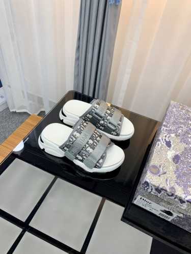 出 代购级别品质Dior迪奥松糕厚底拖鞋 一直是时尚与潮流风格 鞋面和原版一致3种材料贴合毛毛也是手工修剪质量欢迎对比 鞋面+内里：原版定做特殊材料 大底：原版