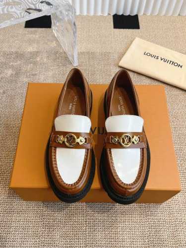 Louis Vuitton Distric乐福鞋本款 Distric 乐福鞋以双色镜面牛皮革裁出轻盈舒适鞋身 厚实 Eva外底点缀醒目凸纹，亦刚亦柔的潮流姿态成